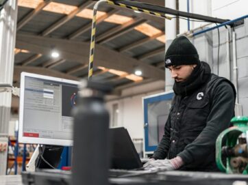 Industry - En industriarbejder arbejder med software fra Arolink