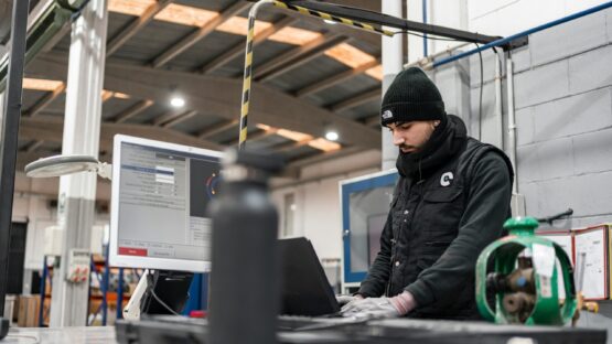 En industriarbejder arbejder med software fra Arolink