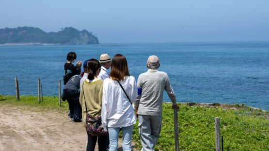 En flok turister er på tur væk fra deres hotel for at opleve kulturdestinationer
