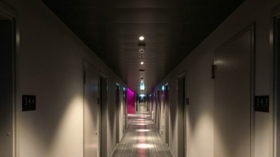 En lang, mørk gang på et hotel i turismeindustrien